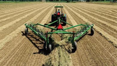 Frontier™ High-Capacity Wheel Rakes Equipment Image