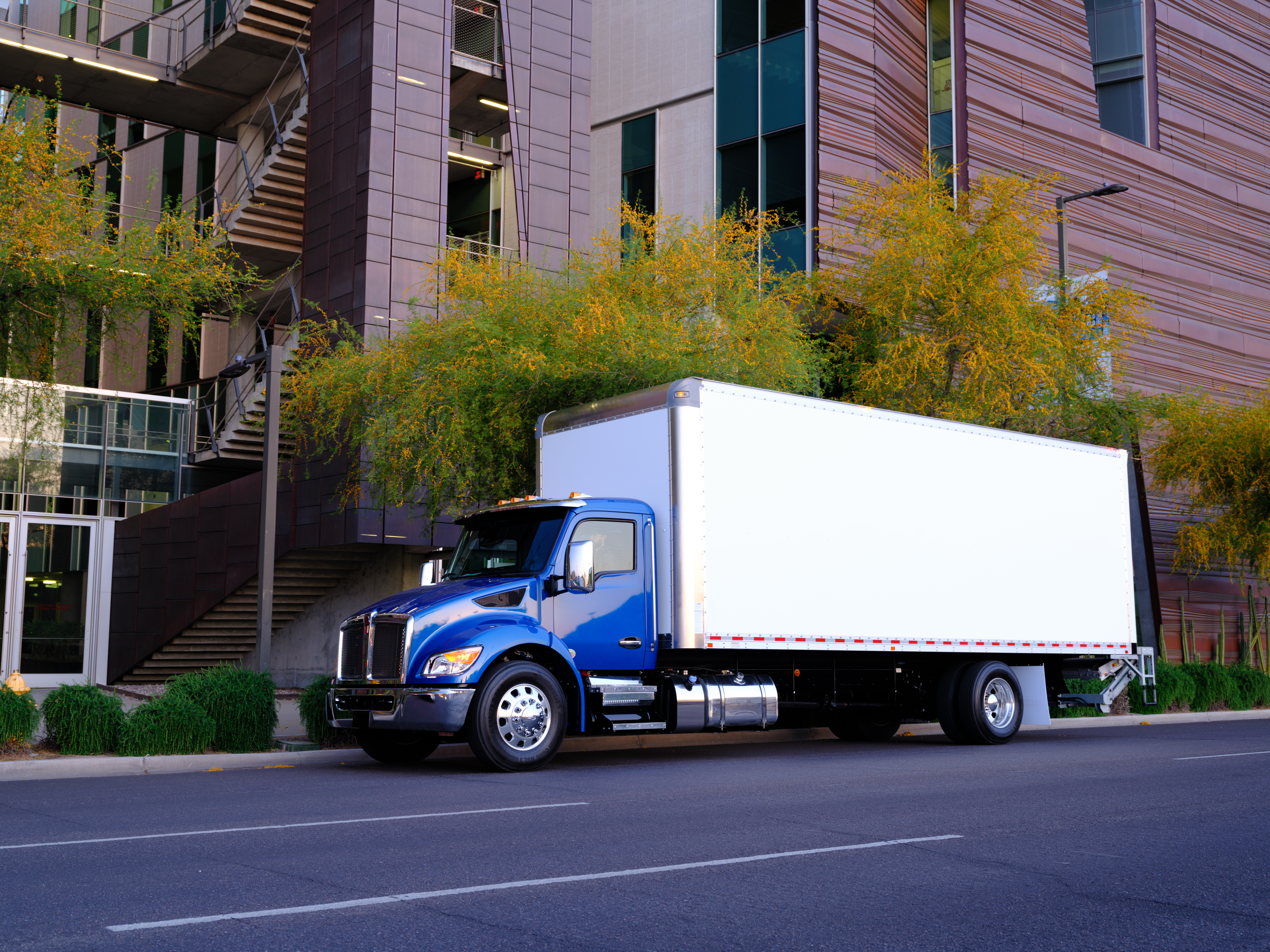 Kenworth T180/T280 blue box truck in city center