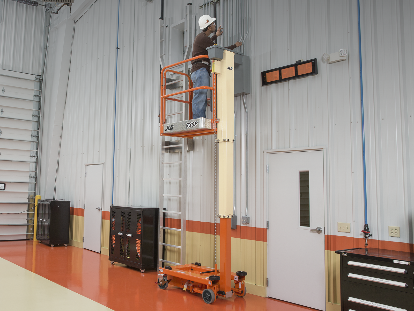 JLG 830P
